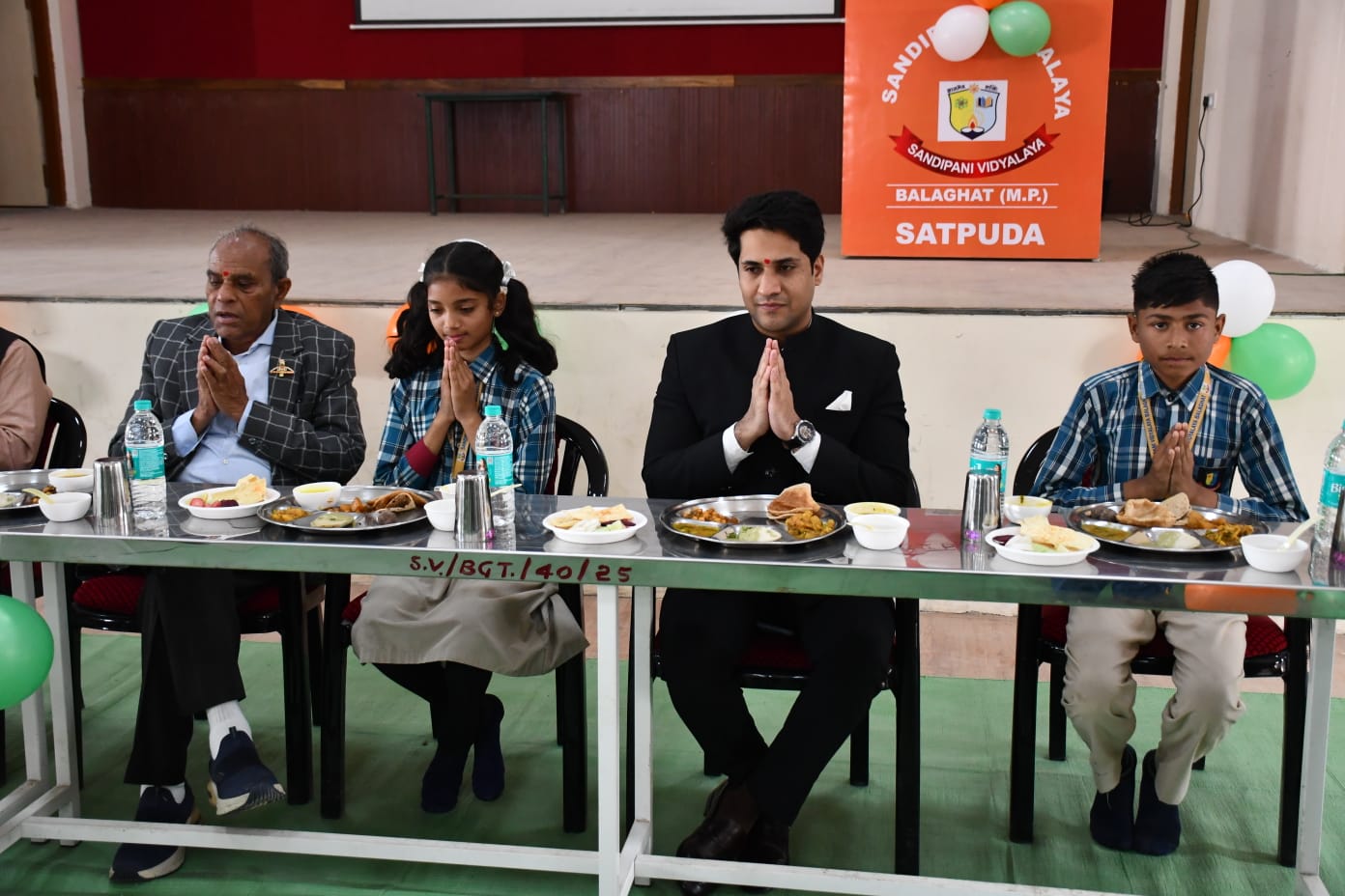 कलेक्‍टर श्री मीना एवं जनप्रतिनिधयों ने सांदीपनि विद्यालय में बच्‍चों के साथ किया भोजन