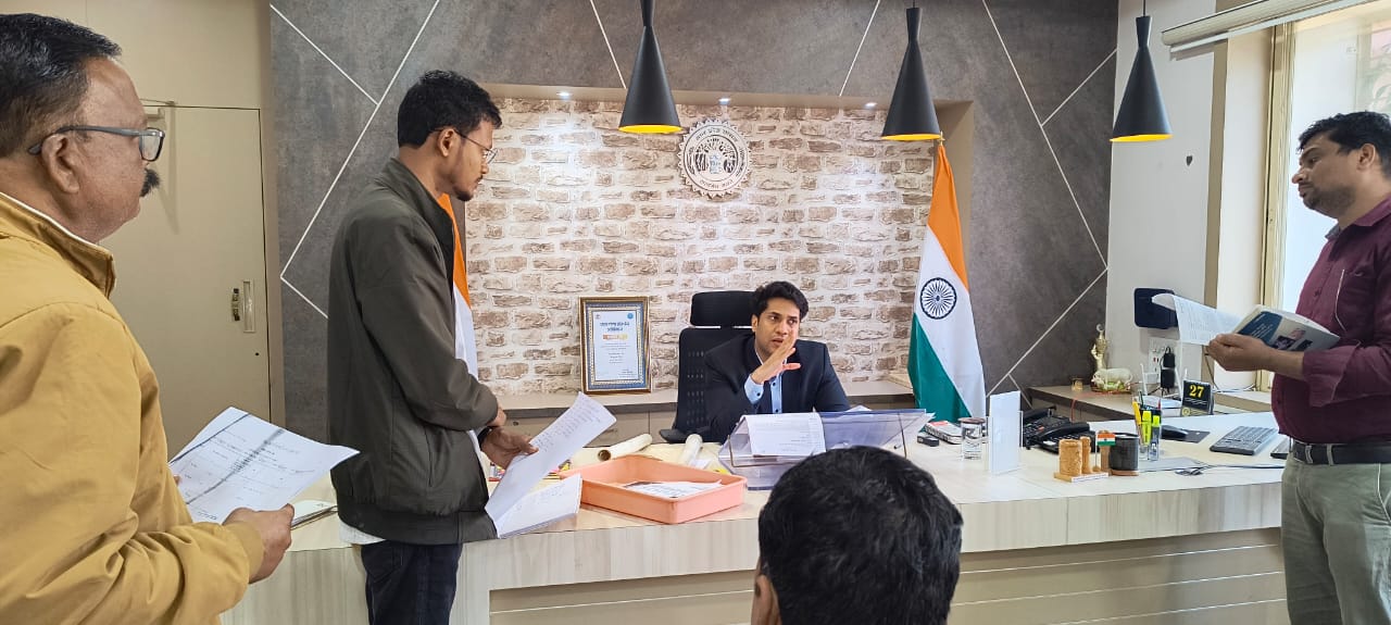 150 से अधिक दिनों से लंबित सीएम हेल्‍पलाईन की शिकायतों की कलेक्‍टर ने समक्ष में की सुनवाई