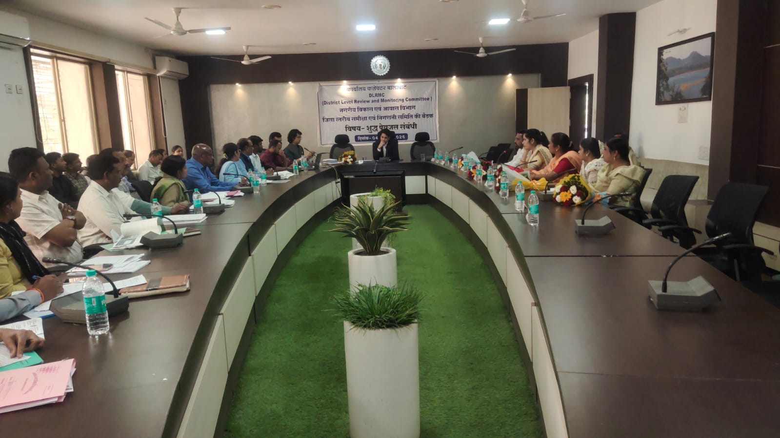 कलेक्टर ने नगरीय निकायों के अध्यक्षों एवं अधिकारियों की बैठक ली