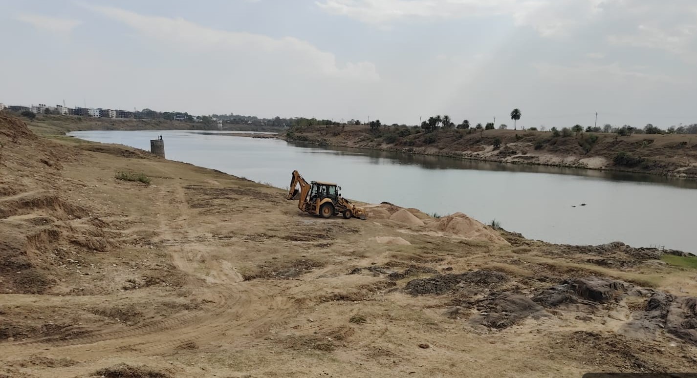 150 ट्रॉली रेत जब्त कर नदी में वापस डाली गई