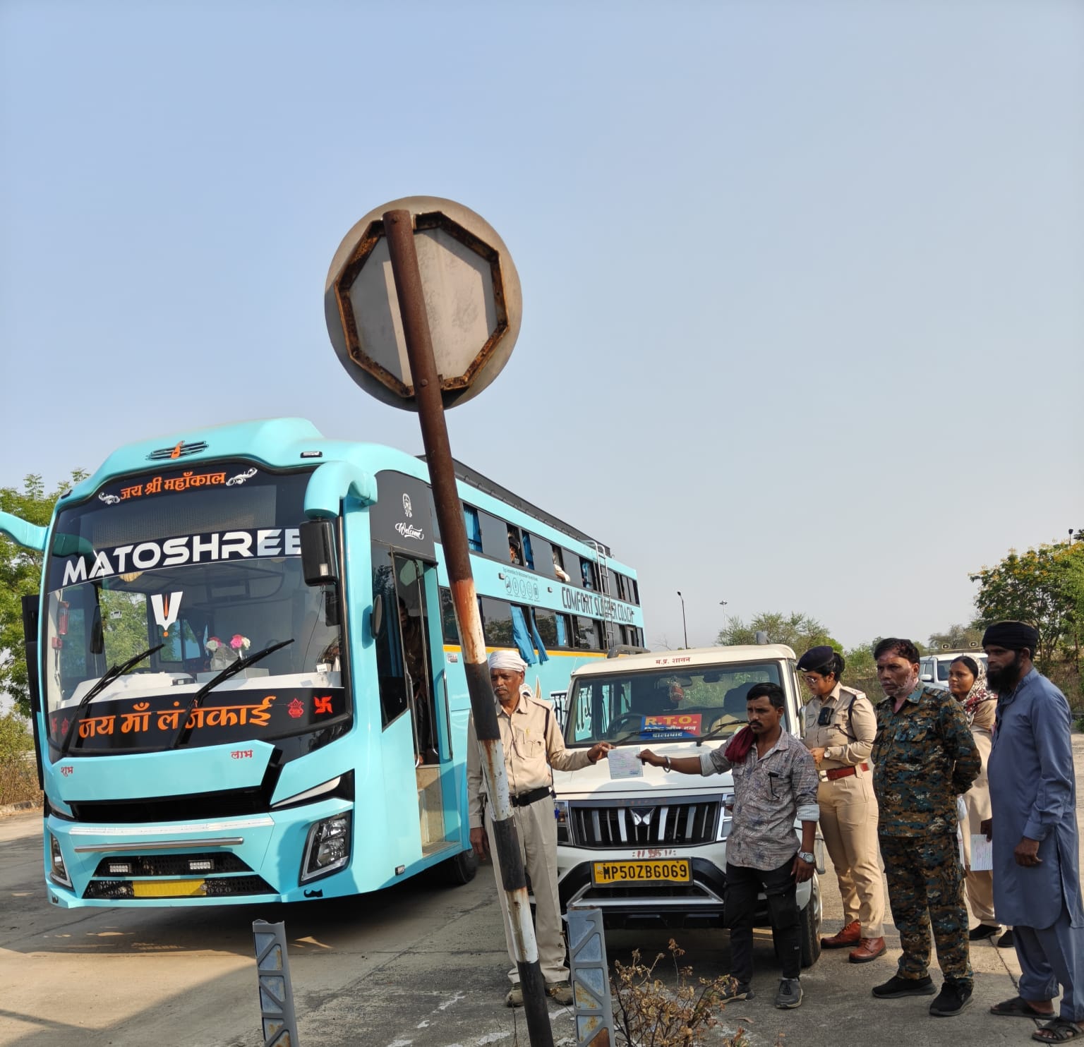 रजेगांव चेक पोस्ट पर वाहनों की आकस्मिक जांच