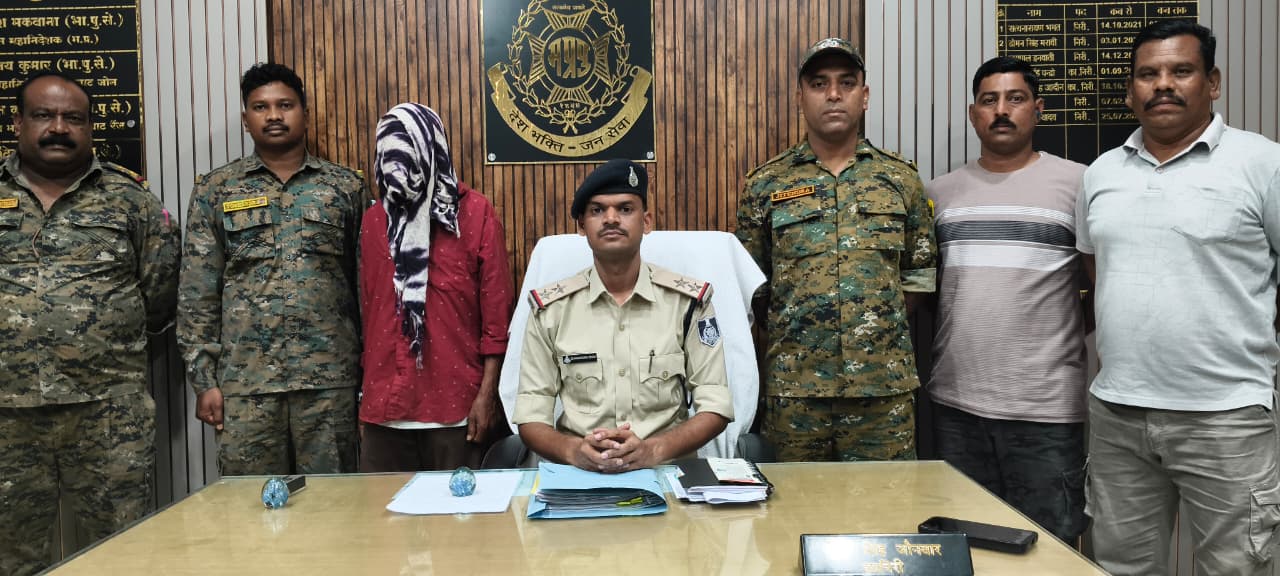 शराब पीने के लिये रुपये नहीं देने पर पति ने पत्नी की गला दबाकर एवं डंडे से वार कर की हत्या