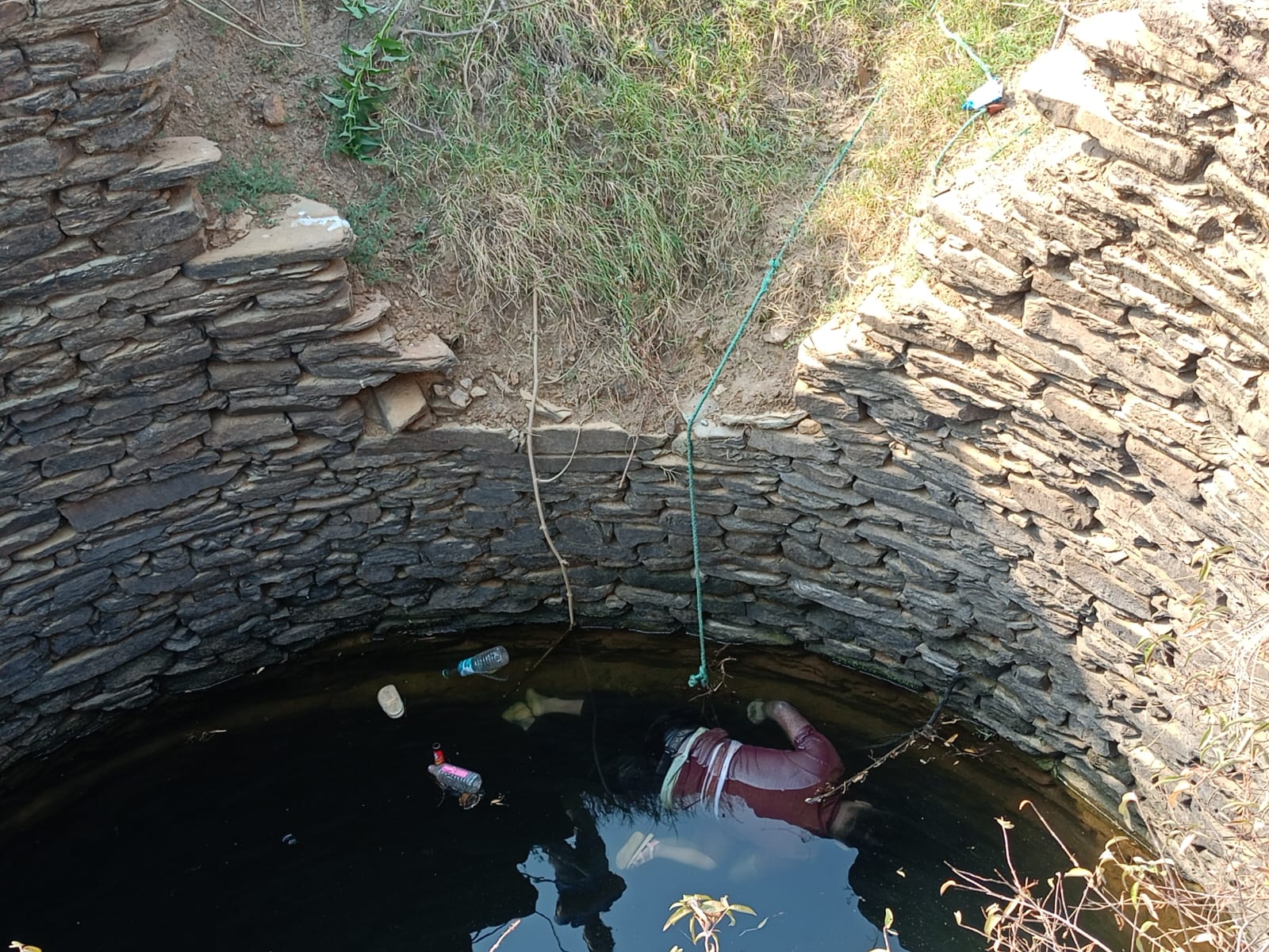 एक पिता ने अपने दो बच्चों एक पुत्र एक पुत्री के साथ कुएं में लगाई छलांग