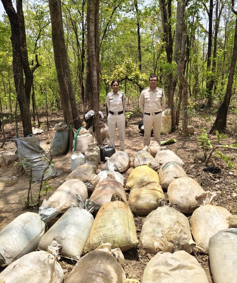 35 लीटर कच्ची शराब एवं 750 किलो महुआ लाहन जब्त