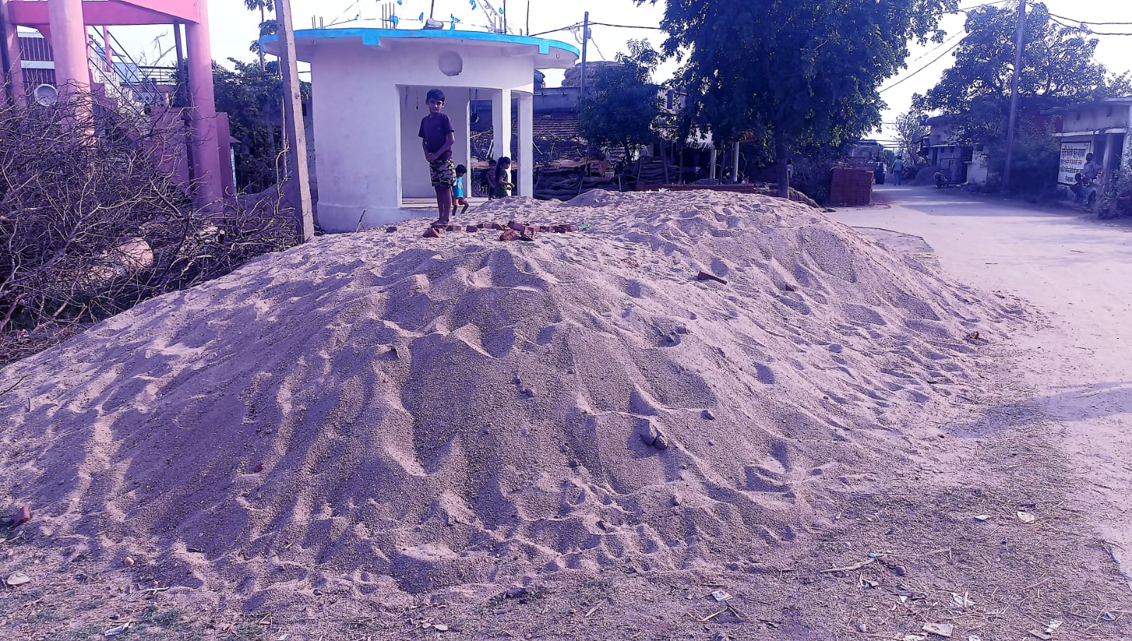 गोगलाई और भामोड़ी में अवैध रेत भंडारण व परिवहन पर खनिज, राजस्व, पुलिस एवं आरटीओ की संयुक्त छापामार कार्रवाई